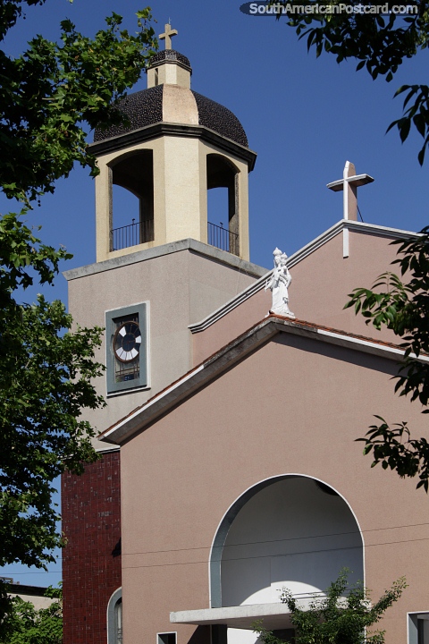 Iglesia Nuestra Señora de los Remedios junto a la Plaza Independencia en Rocha. (480x720px). Uruguay, Sudamerica.