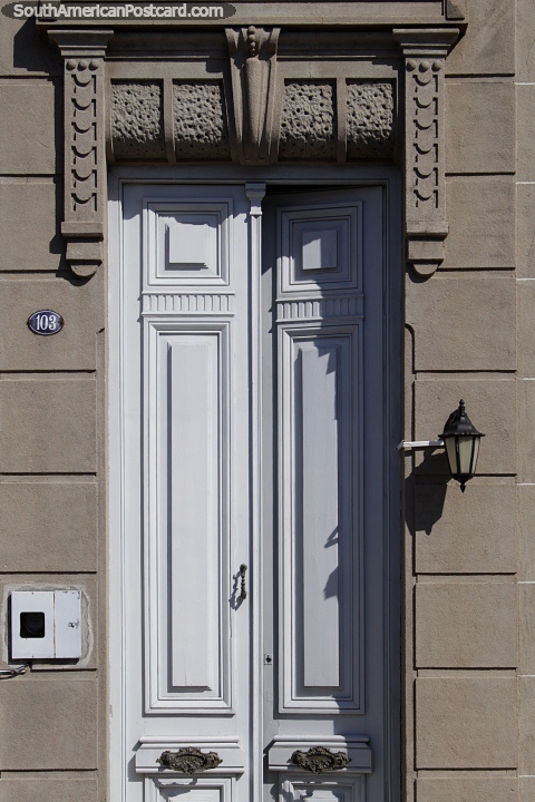 Largas, altas y blancas, las puertas de Rocha, bonito diseño de piedra en la parte superior. (480x720px). Uruguay, Sudamerica.