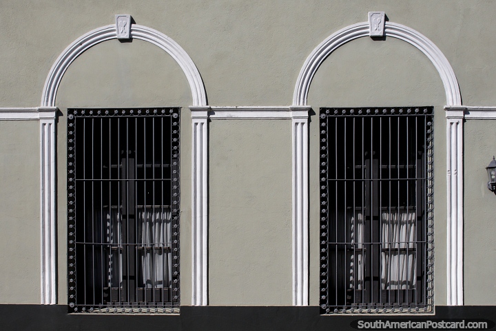 Windows com decoração branca em volta deles em uma forma arcada, fachadas bonitas em Rocha. (720x480px). Uruguai, América do Sul.