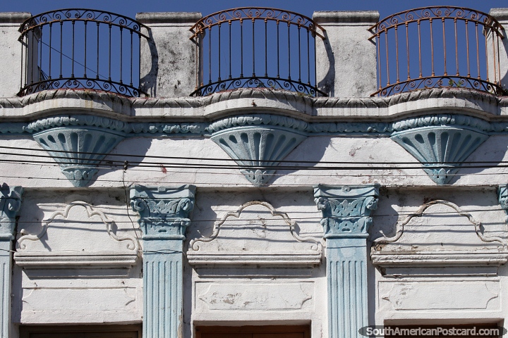Hermosa fachada antigua pintada en azul crema con barandilla de patio oxidado, Rocha. (720x480px). Uruguay, Sudamerica.
