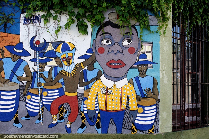 Tiempo de carnaval con bailarines disfrazados y músicos en bongos, mural en Rocha. (720x480px). Uruguay, Sudamerica.