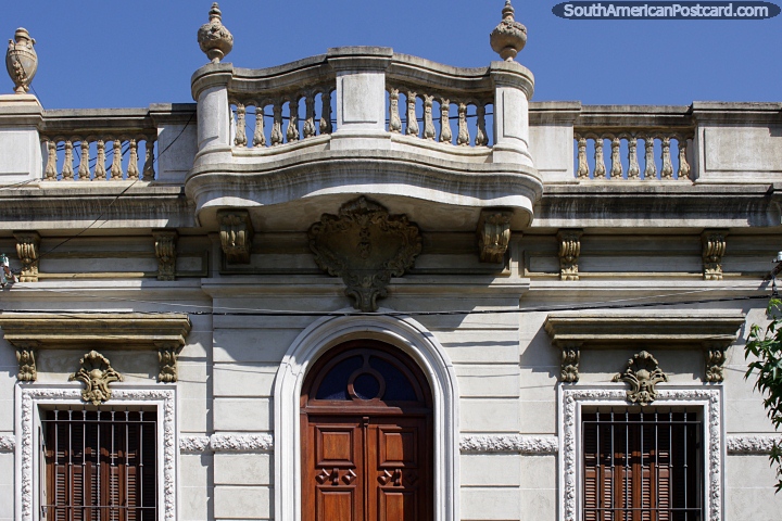 Fachada antigua con muchos detalles, tiene un aspecto envejecido pero es muy atractiva, Rocha. (720x480px). Uruguay, Sudamerica.