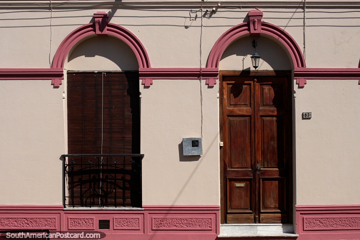 Porta e janela, cada um com um arco em cima e uma porta de madeira e folhas de janela em Rocha. (720x480px). Uruguai, Amrica do Sul.