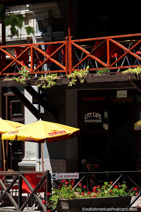 City Cafe en Rocha con balcón, flores y wifi, disfruta del sol al lado de la plaza. (480x720px). Uruguay, Sudamerica.