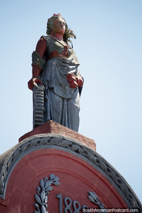 Figura femenina en la parte superior de un edificio construido en 1888 en Rocha, muy antiguo. (480x720px). Uruguay, Sudamerica.
