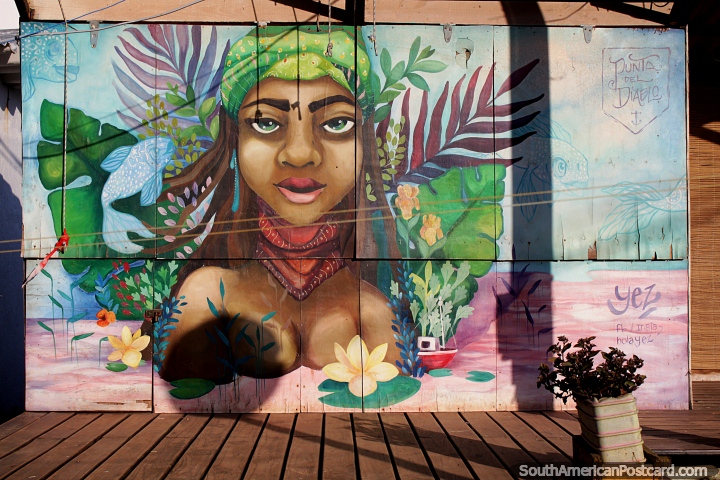 Chica bohemia en la playa con la naturaleza, mural en Punta del Diablo por holayez (fb/instagram). (720x480px). Uruguay, Sudamerica.