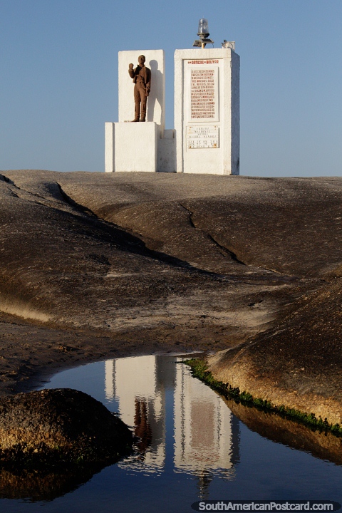 Monumento de farol de Jose Artigas em monumento a liberdade de regra espanhola em Punta do Diablo. (480x720px). Uruguai, América do Sul.