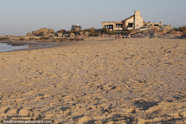 Incandescência de ocaso no fim do sul da praia em Punta do Diablo. (720x480px). Uruguai, América do Sul.