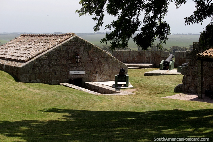 O barrilete de p (Polvorin) e o canho guardam o guarda em Santa Teresa Fortress em Punta do Diablo. (720x480px). Uruguai, Amrica do Sul.
