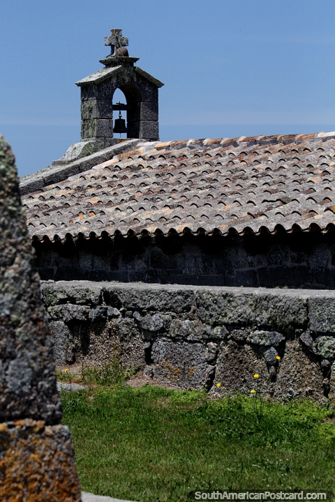 A igreja em fortaleza de Santa Teresa com campanário de pedra e sino, Punta do Diablo. (480x720px). Uruguai, América do Sul.