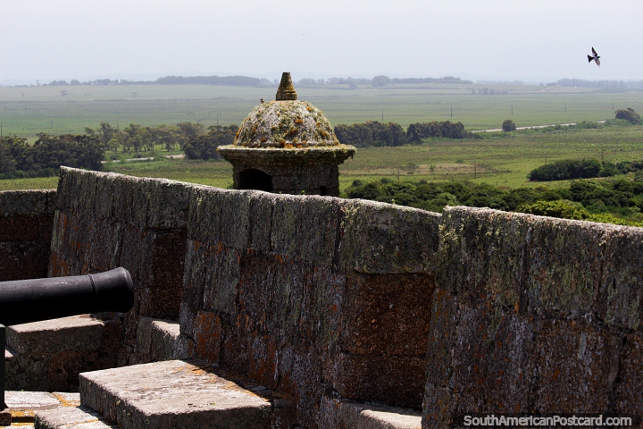 Bastio no canto de fortaleza de Santa Teresa com largas vises abertas, Punta do Diablo. (720x480px). Uruguai, Amrica do Sul.
