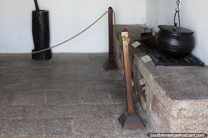 Instalaciones para cocinar en la cocina de la fortaleza de Santa Teresa, Punta del Diablo. (720x480px). Uruguay, Sudamerica.