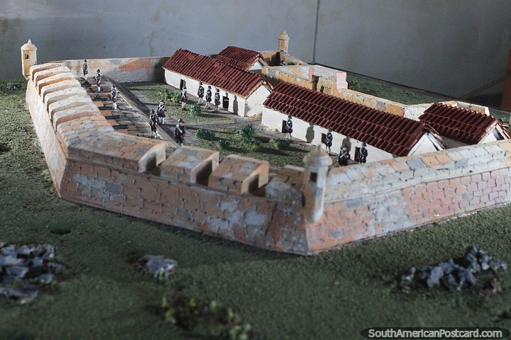 Modelo em miniatura de fortaleza de San Jose (1725) localizado perto de Montevido, fortaleza de Santa Teresa, Punta do Diablo. (720x480px). Uruguai, Amrica do Sul.