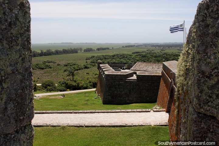 A fortaleza de Santa Teresa posiciona-se bem para ver para milhas em volta dele, Punta do Diablo. (720x480px). Uruguai, América do Sul.