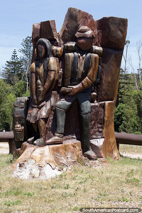 Praça los Mochileros (Backpackers Praça), um par esculpiu fora de um tronco de árvore no parque nacional Santa Teresa, Punta do Diablo. (480x720px). Uruguai, América do Sul.