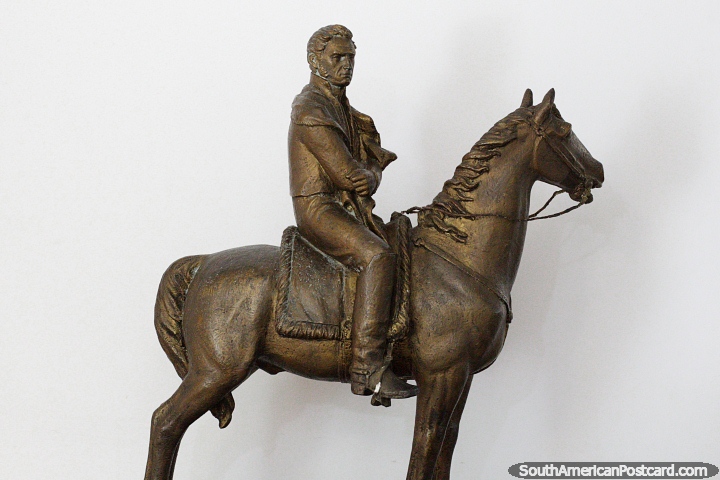Obra de bronce de un hombre a caballo, pequeña figura en el museo de bellas artes de Treinta y Tres. (720x480px). Uruguay, Sudamerica.