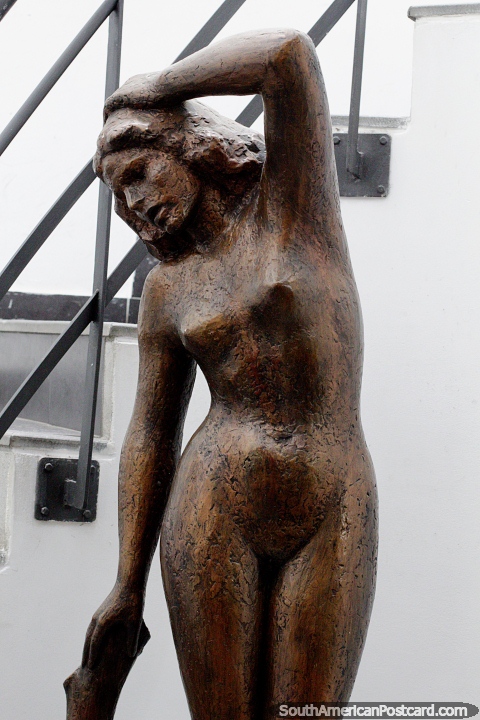 Escultura de uma mulher nua, em monitor no museu de belas artes, Treinta e Tres. (480x720px). Uruguai, América do Sul.