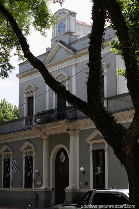 Cuartel general de la policía en Treinta y Tres, un edificio histórico con un reloj en la parte superior. (480x720px). Uruguay, Sudamerica.