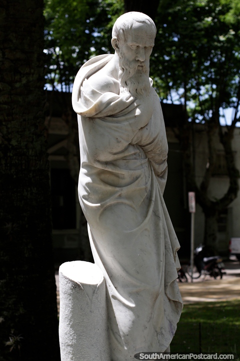 Escultura de mármore de um velho homem subió, arte na praça pública em Treinta e Tres. (480x720px). Uruguai, América do Sul.