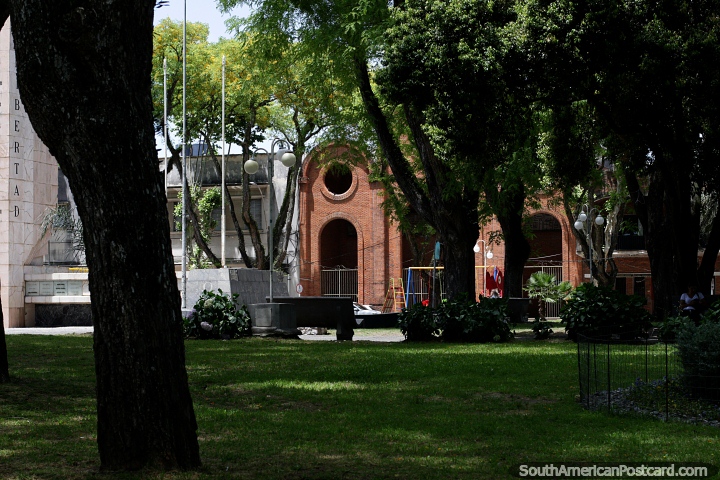 Parroquia San Jos Obrero (1976), vista desde la plaza en Treinta y Tres. (720x480px). Uruguay, Sudamerica.