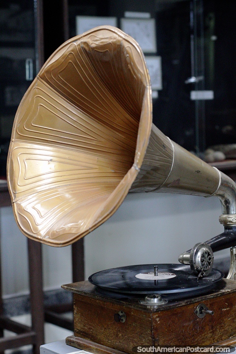 Gramofone antigo em monitor no museu municipal em Treinta e Tres. (480x720px). Uruguai, Amrica do Sul.