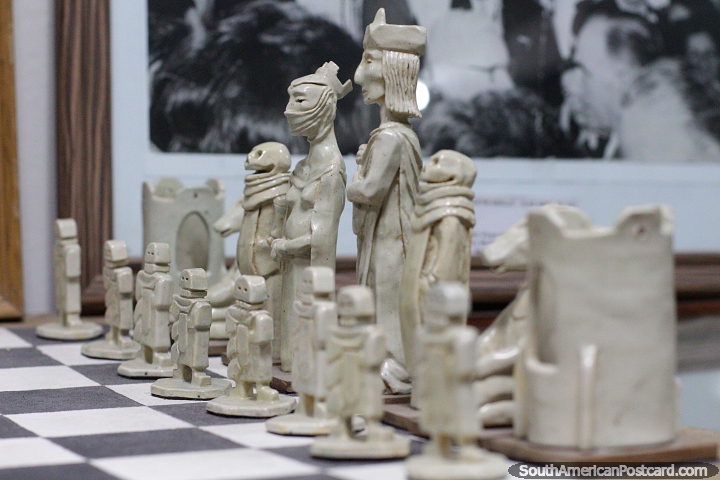 Juego de ajedrez único con interesantes figuras de cerámica, el museo municipal, Treinta y Tres. (720x480px). Uruguay, Sudamerica.