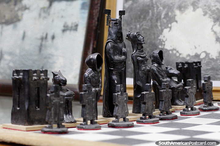 Figuras oscuras de un juego de ajedrez único, antiguo en exhibición en el museo municipal, Treinta y Tres. (720x480px). Uruguay, Sudamerica.