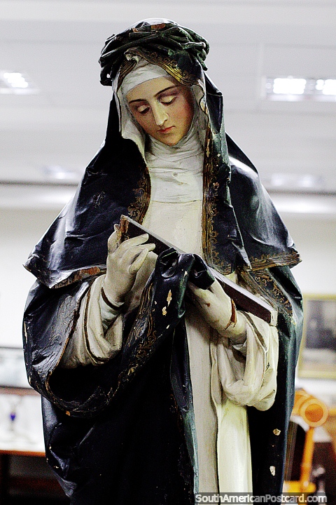 Figura religiosa femenina, una estatua antigua en el museo municipal de Treinta y Tres. (480x720px). Uruguay, Sudamerica.