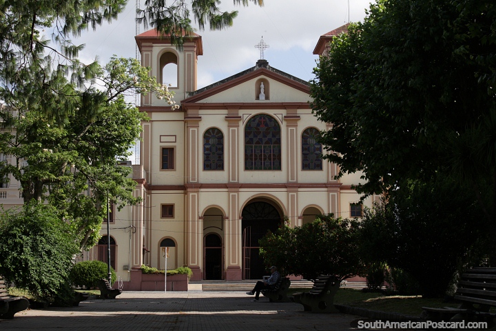 La Catedral de Melo al lado de la Plaza Constitución fue fundada en 1876. (720x480px). Uruguay, Sudamerica.