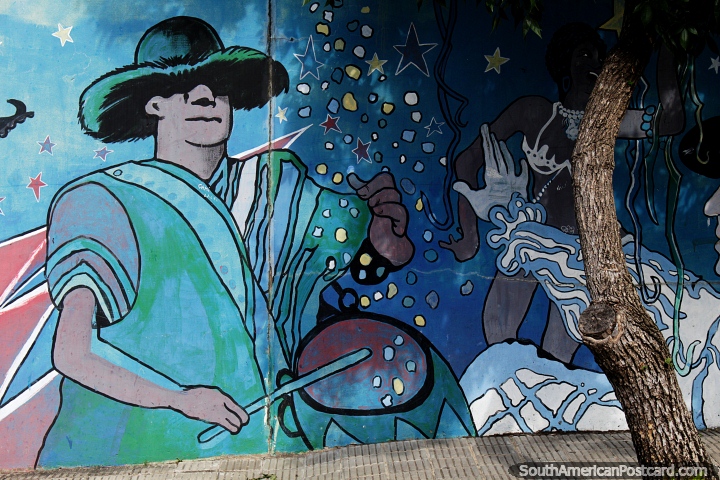 La influencia brasileña en Melo se muestra en este mural de carnaval con tambores bongo. (720x480px). Uruguay, Sudamerica.