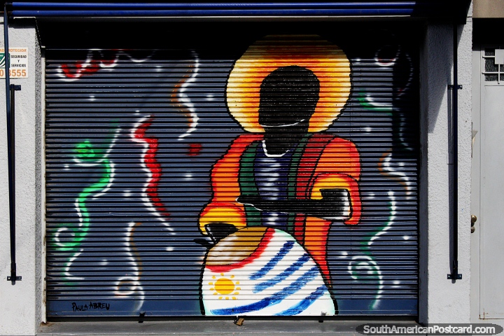 Arte de rua de um jogador de tambor de bong em Melo, uma cidade a 60 km ao sul da borda brasileira. (720x480px). Uruguai, Amrica do Sul.
