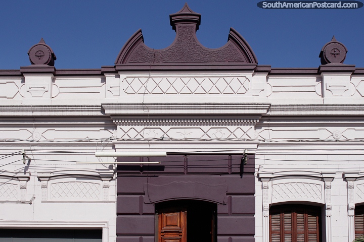 Hermosa fachada de blanco y morado en perfecto estado en Melo. (720x480px). Uruguay, Sudamerica.