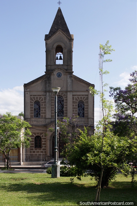 Parroquia Nuestra Señora del Carmen, pequeña iglesia en la Plaza Independencia en Melo. (480x720px). Uruguay, Sudamerica.