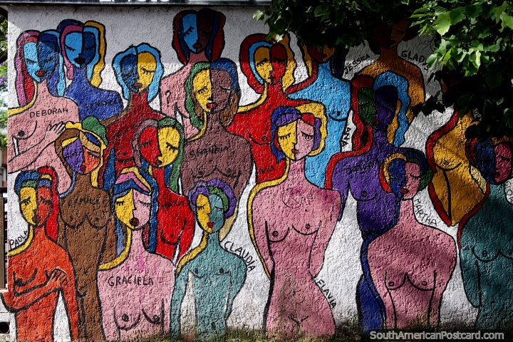 Mural con coloridas figuras femeninas en la Plaza Independencia de Melo. (720x480px). Uruguay, Sudamerica.