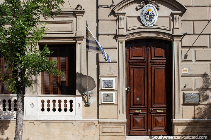 Edifïcio de governo em Tacuarembo com uma fachada de pedra bem tratada, folhas de janela de janela e porta de madeira. (720x480px). Uruguai, América do Sul.