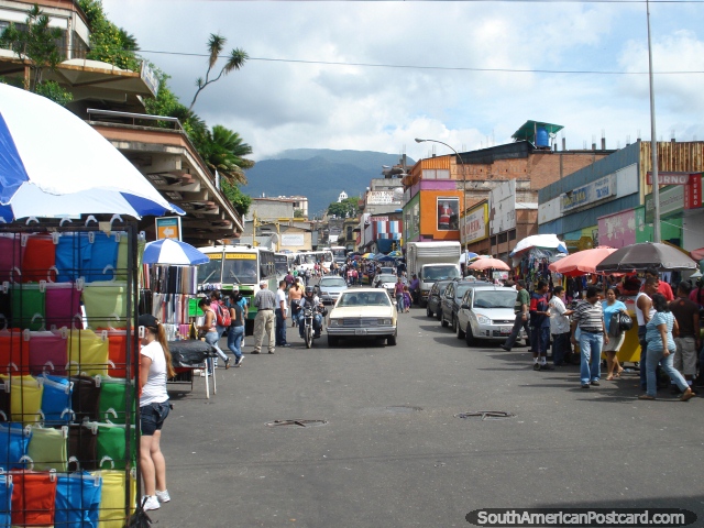 Las calles de San Cristbal parecen a mercados con todo en la calle. (640x480px). Venezuela, Sudamerica.
