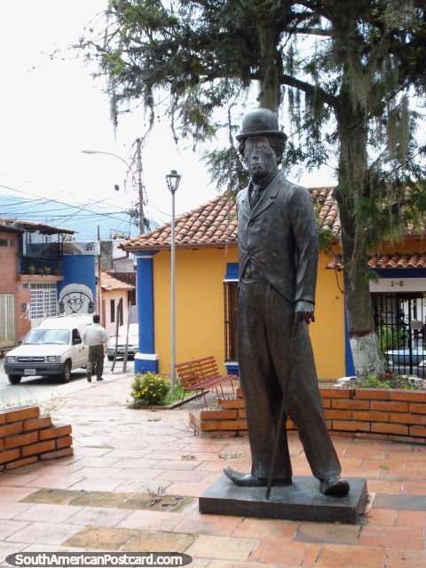 Monumento a Charlie Chaplin em Praça Charlie em Mérida. (480x640px). Venezuela, América do Sul.