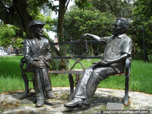 Dom Tulio Febres Cordero e Gabriel Garcia Marquez sentam-se em um parque em Mérida. (640x480px). Venezuela, América do Sul.