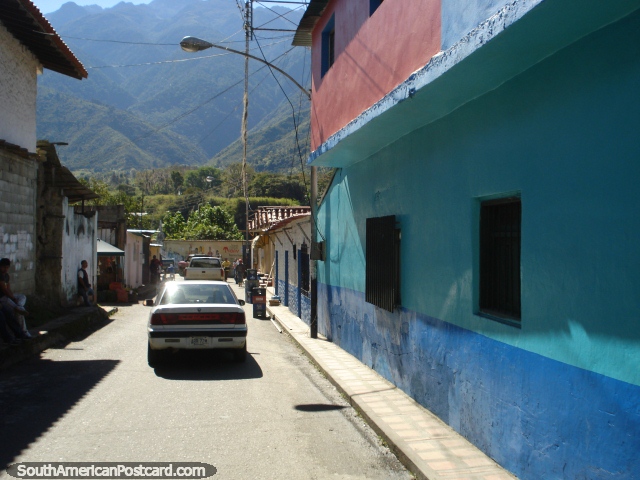 Vea abajo de una calle lateral de la carretera Transandina en las colinas de Mérida. (640x480px). Venezuela, Sudamerica.