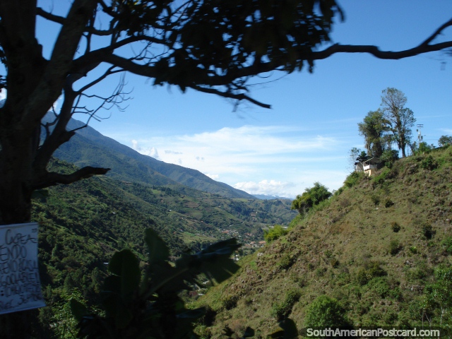 Vista das colinas verdejantes enquanto viaja pela Mérida pela estrada Transandina. (640x480px). Venezuela, América do Sul.
