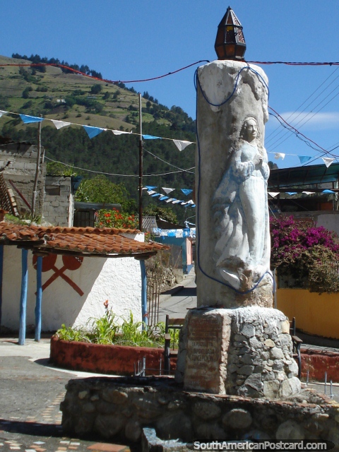 Praa com monumento de castial no planalto de Mrida. (480x640px). Venezuela, Amrica do Sul.