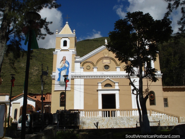 Bronzeado colorido igreja em uma cidade perto de Mucuchies na estrada El Paramo fora de Mérida. (640x480px). Venezuela, América do Sul.