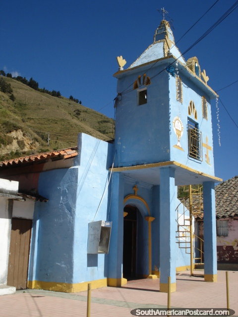 Igreja de azul e ouro perto de Mucuchies na estrada Transandina de Mérida. (480x640px). Venezuela, América do Sul.