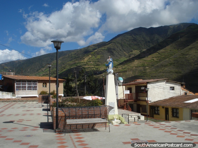 Praa com o monumento de Jesus nas montanhas ao redor de Mrida. (640x480px). Venezuela, Amrica do Sul.