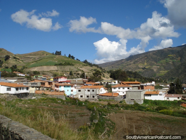 Comunidade e casas rodeadas de colinas em volta de Mucuchies, Mrida. (640x480px). Venezuela, Amrica do Sul.
