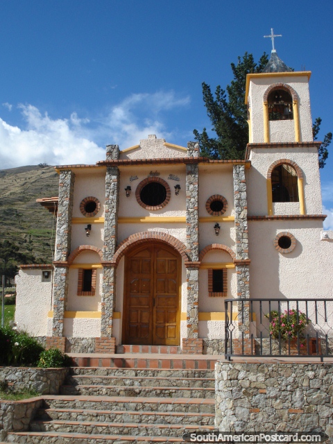 Igreja em La Toma com pilares de pedra e vigias redondas, estrada El Paramo, Mrida. (480x640px). Venezuela, Amrica do Sul.