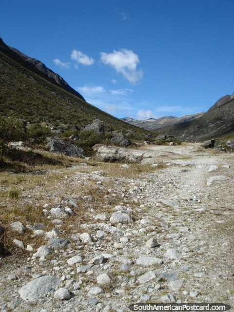 Caminho rochoso branco por meio do meio rochoso de Parque Nacional Sierra da Culata, Mérida. (480x640px). Venezuela, América do Sul.