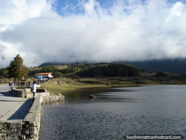 Relaxe ou vá andar em Lagoa Mucubaji nas montanhas perto de Mérida. (640x480px). Venezuela, América do Sul.