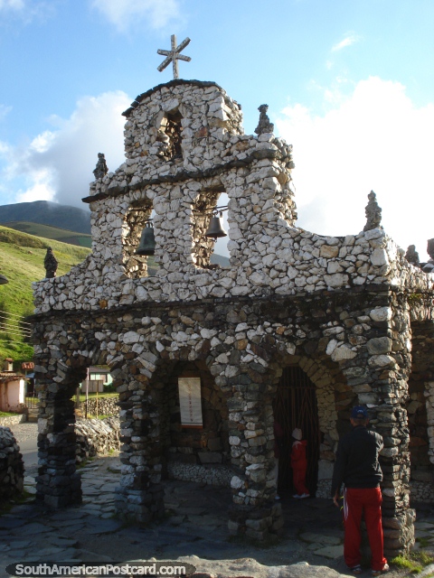 Capela de Piedra, também conhecida como a igreja de pedra nas montanhas de San Rafael, Mérida. (480x640px). Venezuela, América do Sul.