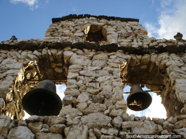 Las campanas de la iglesia de Piedra - Capilla de Piedra en San Rafael. (640x480px). Venezuela, Sudamerica.